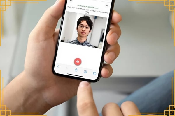 chụp ảnh giấy tờ tùy thân và khuôn mặt selfie